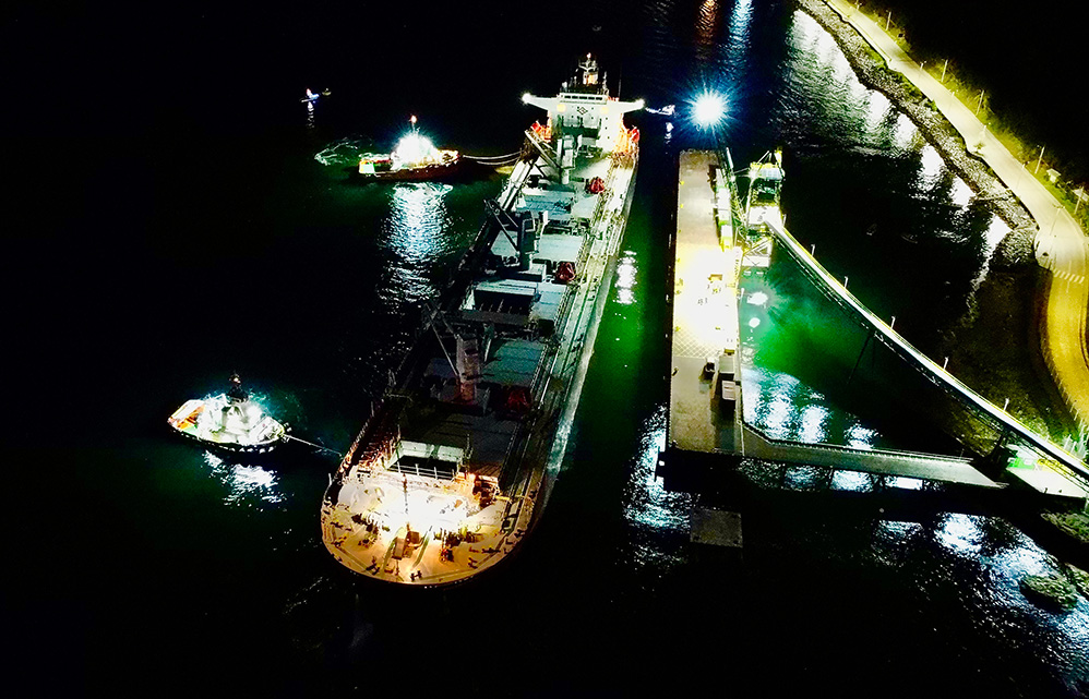 portuaria-corral-performs-the-first-night-undocking-in-its-history