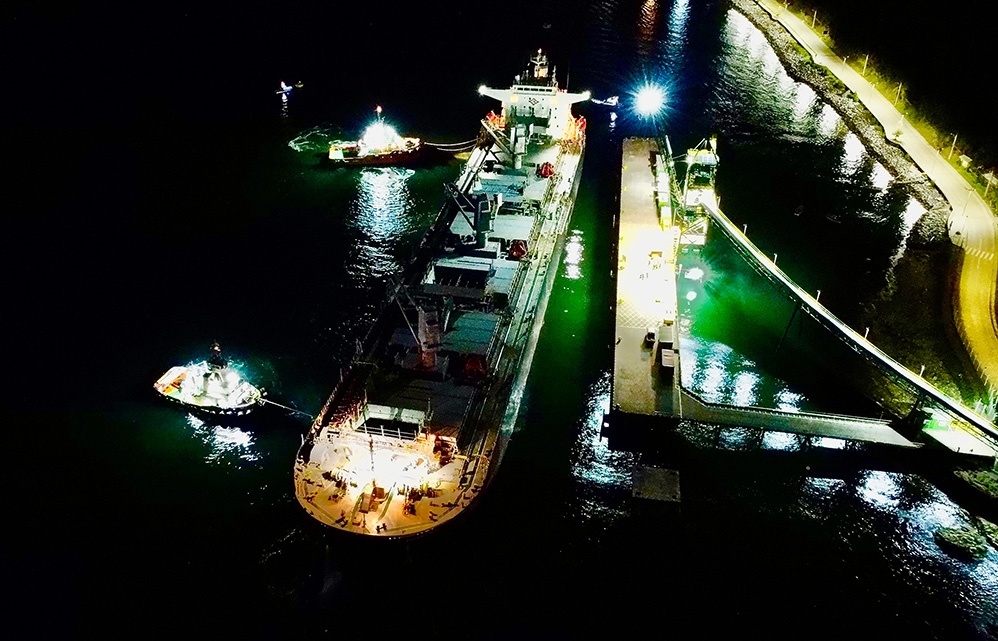 portuaria-corral-realiza-el-primer-desatraque-nocturno-de-su-historia